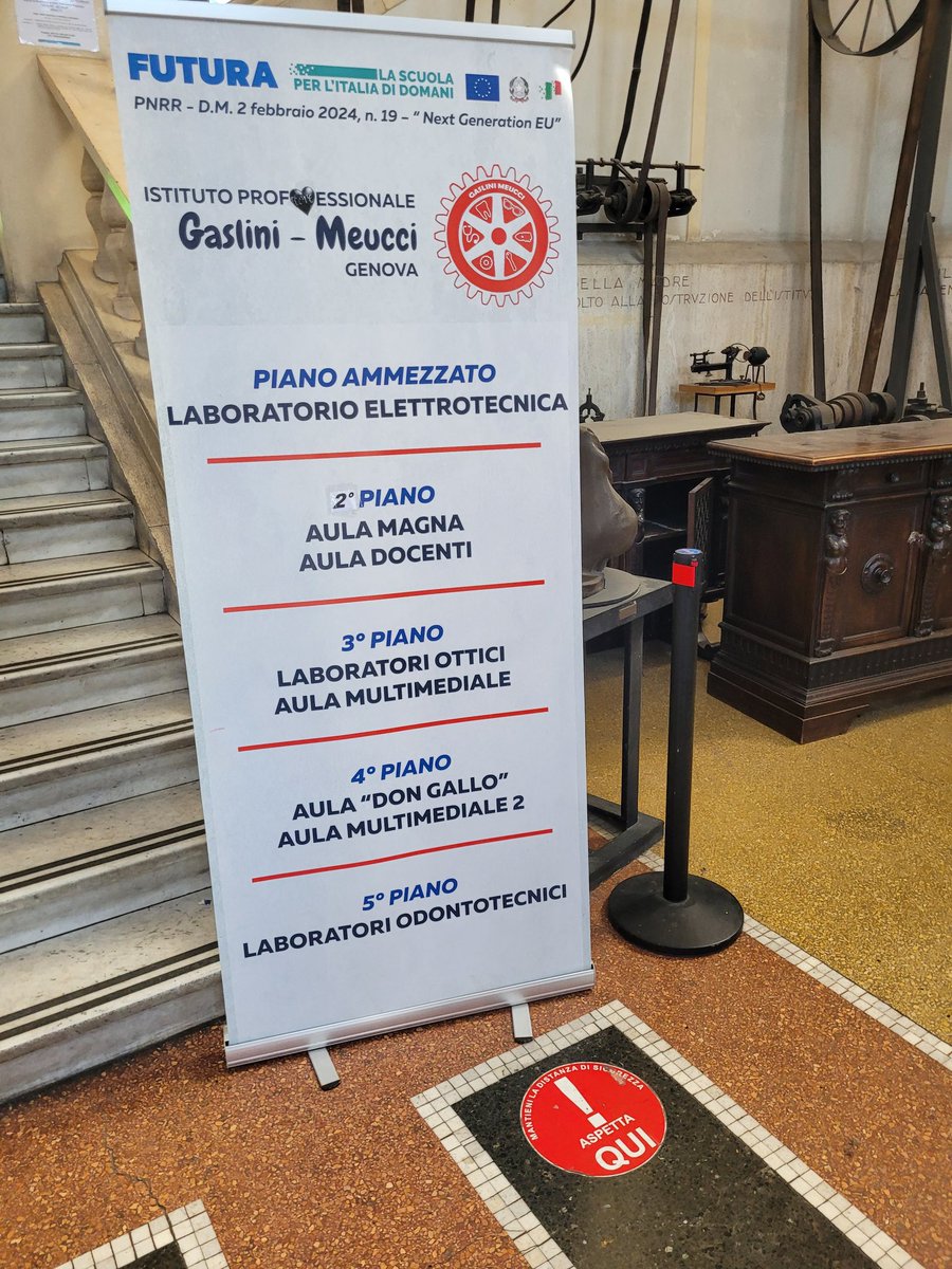 LaurentPoli115's tweet photo. 1er jour à Genova (Italia)
Visite d'un lycée professionnel avec des formations très variées.
Immersion dans un cours de maths pour des élèves de quatrième année puis échanges instructifs et chaleureux avec les collègues en partageant la traditionnelle focaccia.
#peer2formaths https://t.co/kA5xE1mvxh