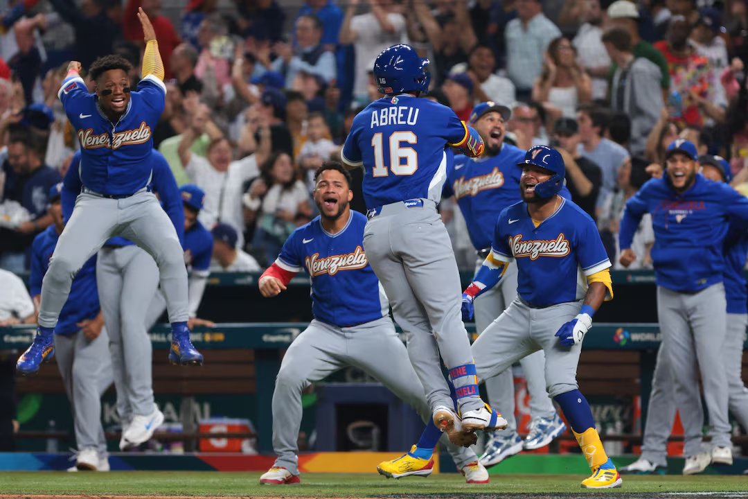 AmbCanVenezuela's tweet photo. Quelle performance ! 🇻🇪⚾ Le Venezuela se qualifie pour les demi-finales du Classique mondial pour la première fois depuis 2009. Le baseball vénézuélien continue de briller. ¡Vamos Venezuela! ❤️#WBC2026 #VivaBeisbol #MLB https://t.co/mOOupOEKjq