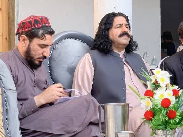 افسوسناک خبر ۔۔۔
علی وزیر کو پنجابی ریاست کی طرف سے ایک بار پھر گرفتار کر لیا گیا 💔😥،،
ذرائع 
#ReleaseAliWazir