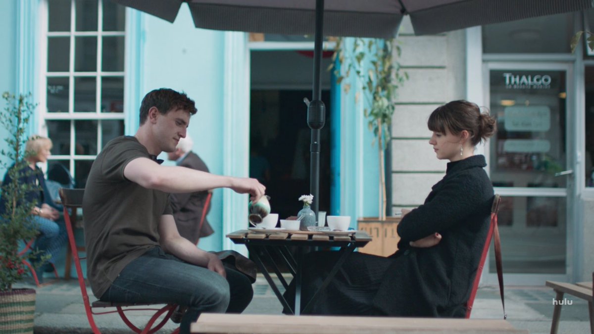 a couple minutes, ได้บังเอิญเจอคนที่เคยเป็นโลกทั้งใบของเรา ไม่กี่นาทีที่เราได้ทักทาย ถามไถ่สารทุกข์สุกดิบ มันเป็นเวลาที่นานพอให้หวนนึกถึงความทรงจำเก่า ๆ แต่สั้นเกินกว่าจะกลับมาเป็นเหมือนเดิม เมื่อจบบทสนทนาเราก็ต้องแยกย้าย — แค่ได้รู้ว่าอีกฝ่ายสบายดีก็เพียงพอแล้ว 🛋️🤍