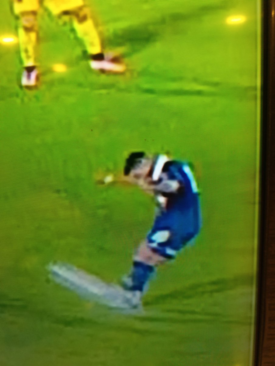 Dani12972792's tweet photo. @MarcelRomero5 Hay uno mal anulado, la pelota esta en el aire https://t.co/lXnzqEg8Dg