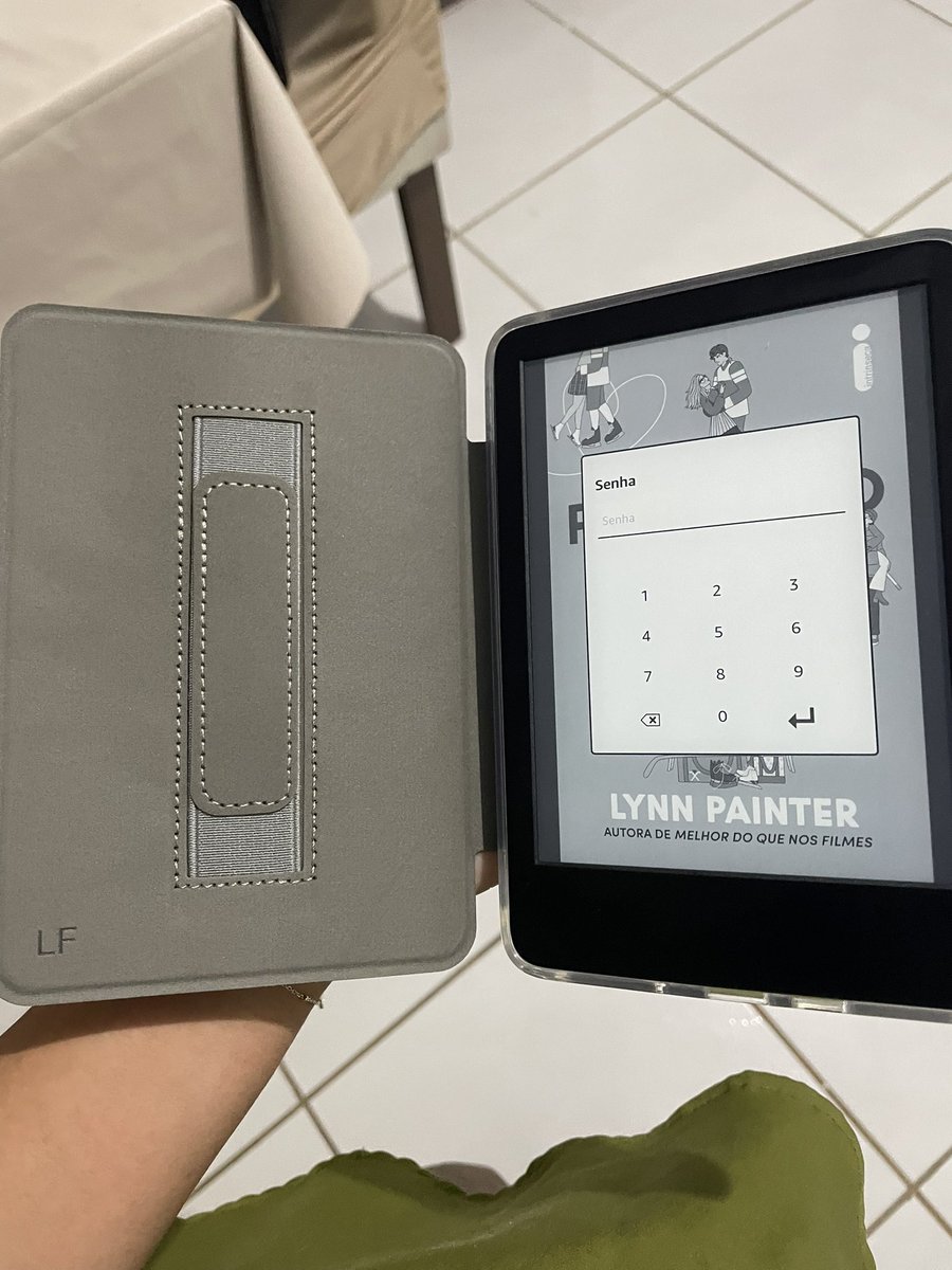 Eu não tava lendo esperando a minha nova capinha mas finalmente chegou 🥹