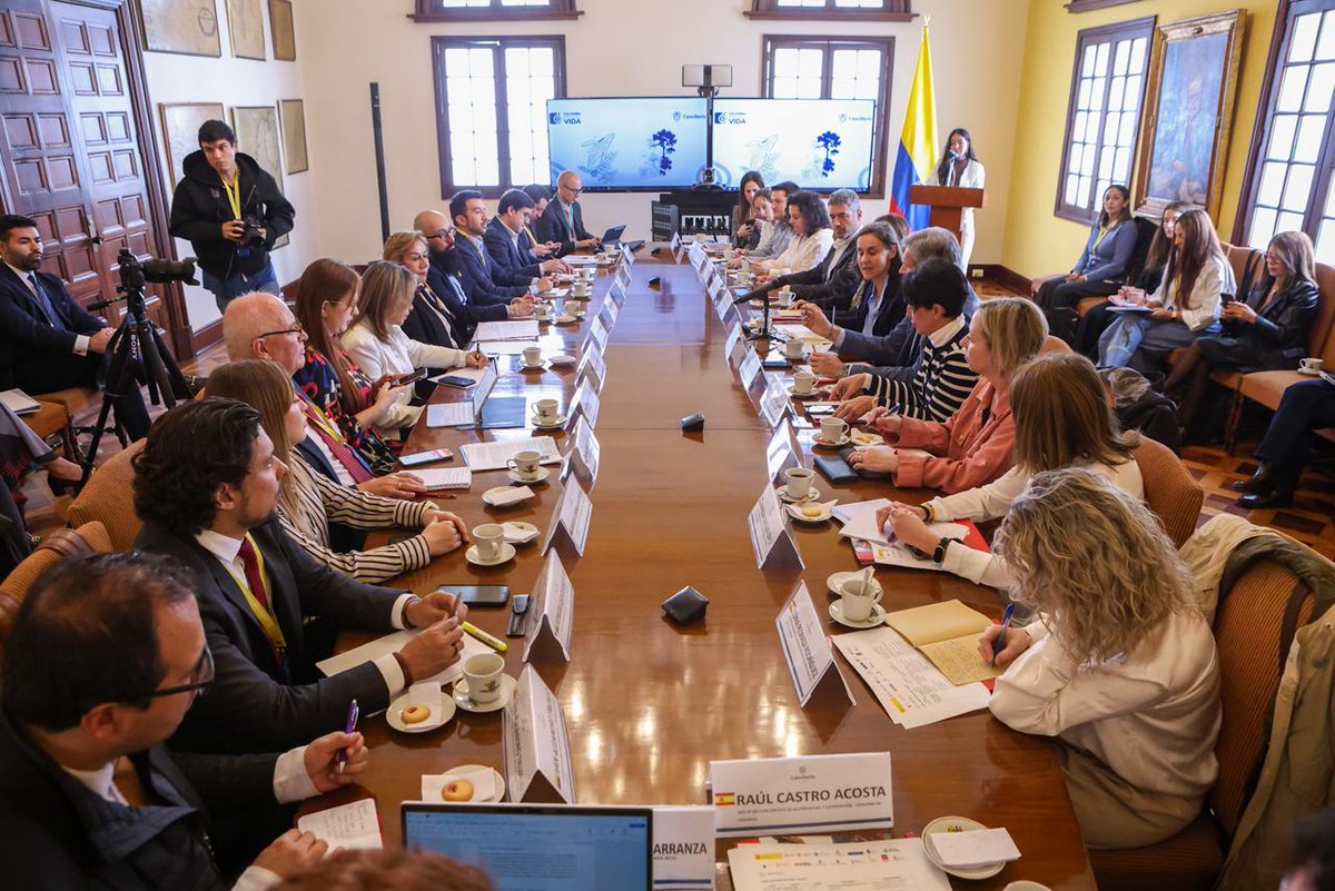 APC Colombia tweet media