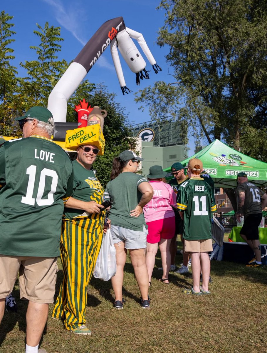 Tailgreeter tweet media