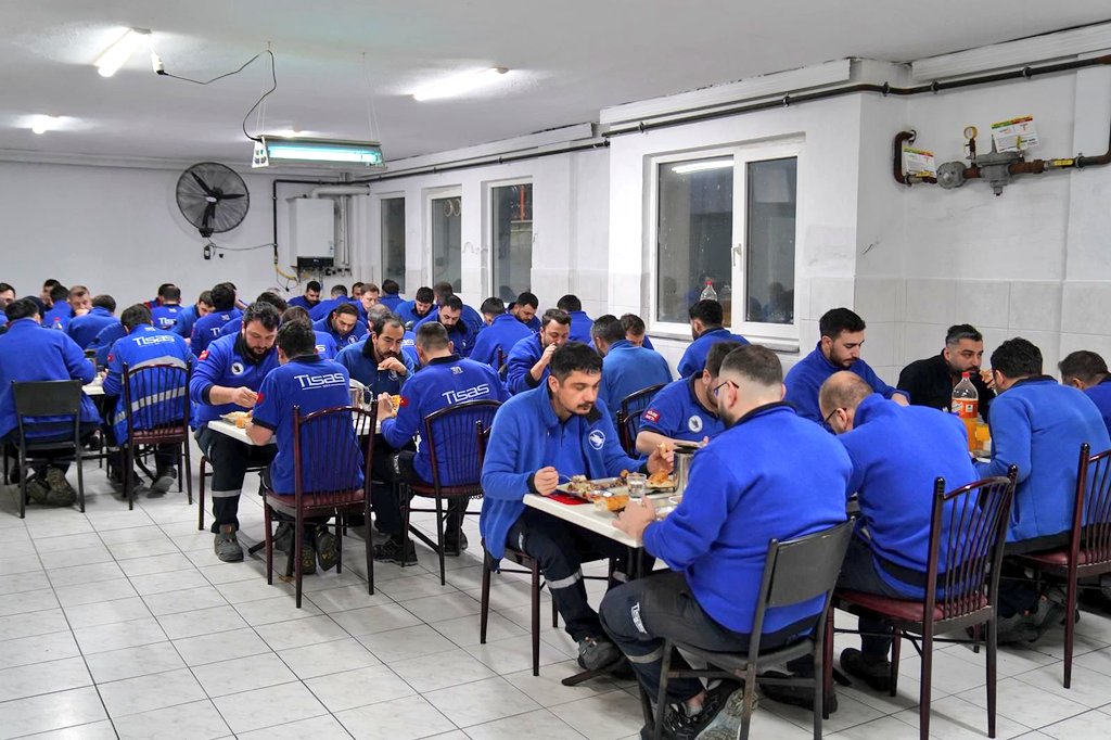 mehmetumur_'s tweet photo. Trabzon Silah Sanayi A.Ş. (TİSAŞ) Fabrikasında çalışan emekçi kardeşlerimizi ziyaret ederek, Sayın Cumhurbaşkanımızın selamlarını ilettik.

Emekçi kardeşlerimizle birlikte iftarımızı fabrikada gerçekleştirerek, iftar sofrasının huzur ve bereketini birlikte yaşadık.

📍Trabzon | TİSAŞ Silah Sanayi A.Ş.