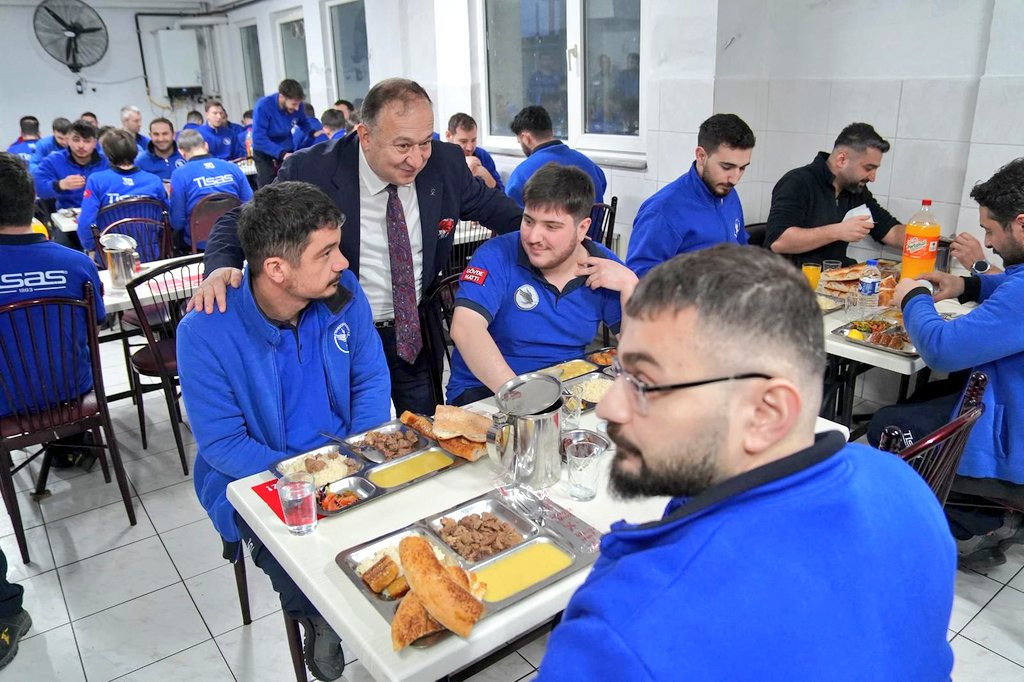mehmetumur_'s tweet photo. Trabzon Silah Sanayi A.Ş. (TİSAŞ) Fabrikasında çalışan emekçi kardeşlerimizi ziyaret ederek, Sayın Cumhurbaşkanımızın selamlarını ilettik.

Emekçi kardeşlerimizle birlikte iftarımızı fabrikada gerçekleştirerek, iftar sofrasının huzur ve bereketini birlikte yaşadık.

📍Trabzon | TİSAŞ Silah Sanayi A.Ş.