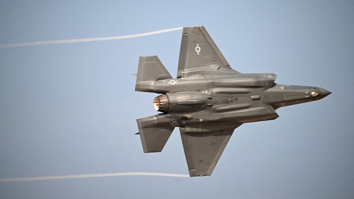 businessamnl's tweet photo. F-35 ondervindt problemen met software-update, waardoor gevechtscapaciteiten worden vertraagd https://t.co/nhqy3No0UX #F35 #militair #softwareupgrade #gevechtsvliegtuigen #technologie https://t.co/1omsG9YLaA