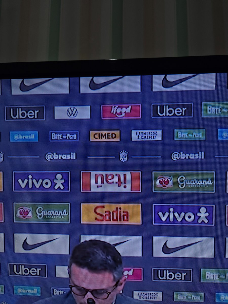 Gustavo_fml's tweet photo. E essa logo ao contrário? @itau 
#cazeTV https://t.co/qEJWhk6zY9