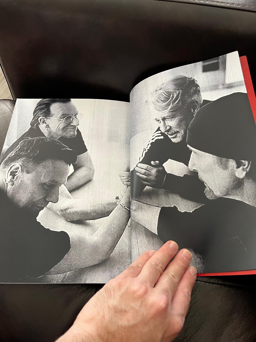 U2 Chile tweet media