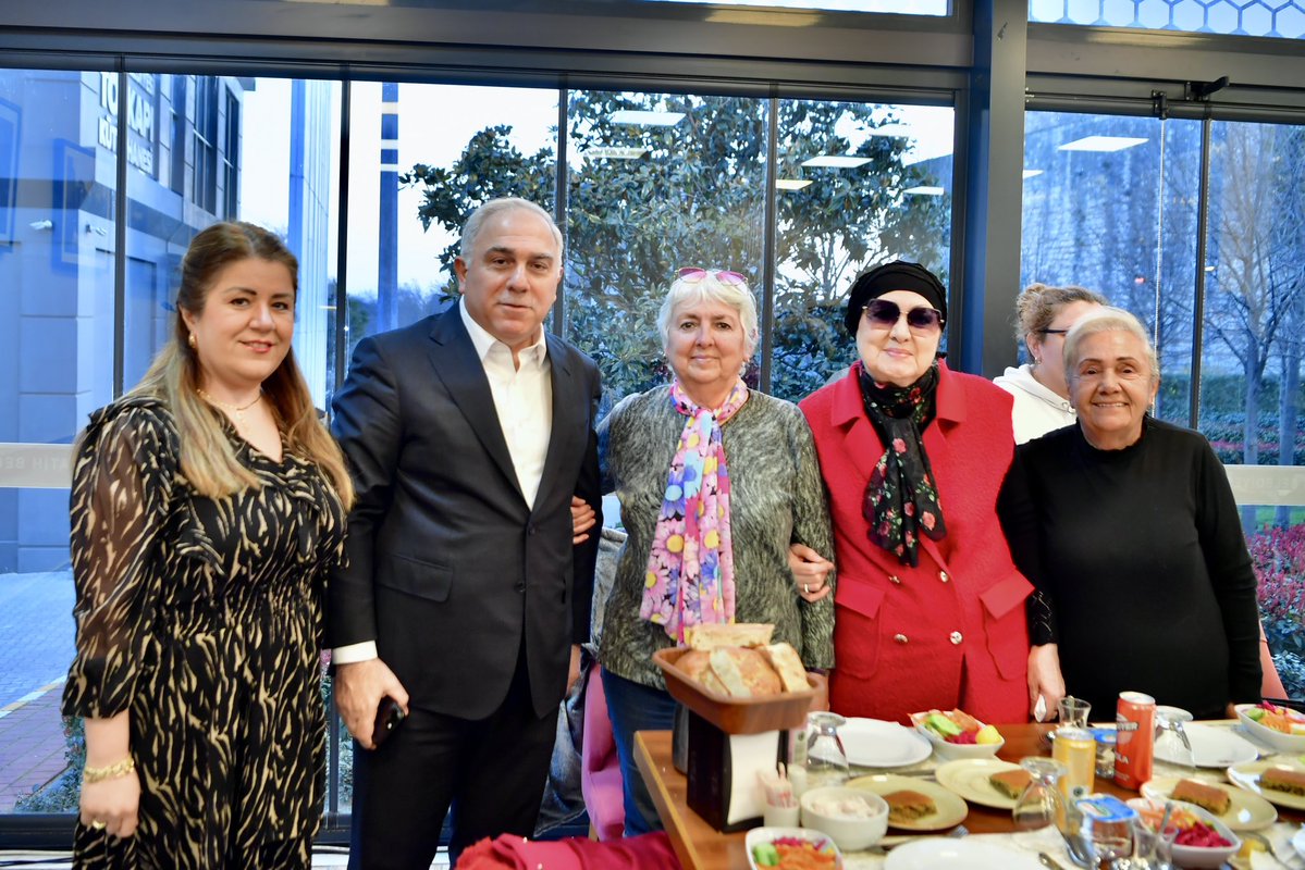 Fatih Kaymakamımız Sn. Cafer Sarılı ve İlçe Emniyet Müdürümüz Sn. Osman Tınmazol'un katılımıyla, Fatih’imizde görev yapan 57 muhtarımız ve kıymetli aileleriyle iftar soframızda bir araya geldik.

Hemşehrilerimizle aramızda güçlü bir köprü olan muhtarlarımıza gayretleri ve