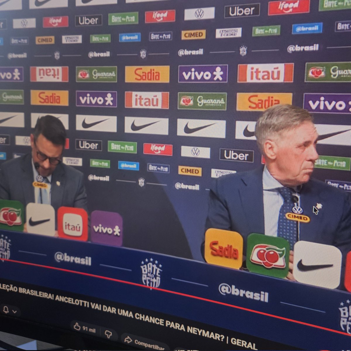 arthur_lwj's tweet image. @itau 
#itau 
#backdrop 

A logo ali de ponta cabeça hein?!