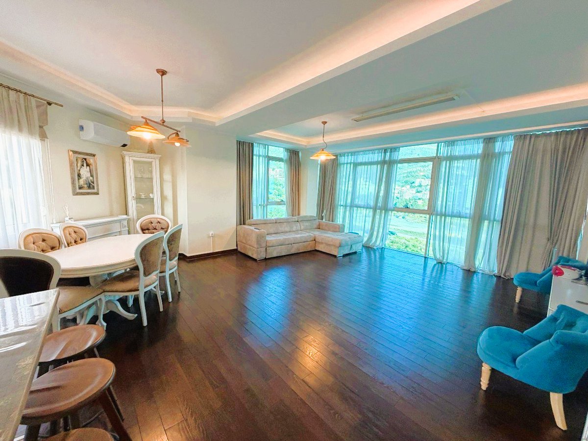 MontenegroReal2's tweet photo. 🌊 Seafront apartment in Bečići, Montenegro — Crystal Building, first coastline. 89 m² | 2 beds | 2 terraces | Move-in ready | Next to Hotel Splendid ⭐⭐⭐⭐⭐ €365,000 — full ownership, foreign buyers welcome. 🔗https://t.co/PCPPoNJKAF https://t.co/OoYdLUlDkQ