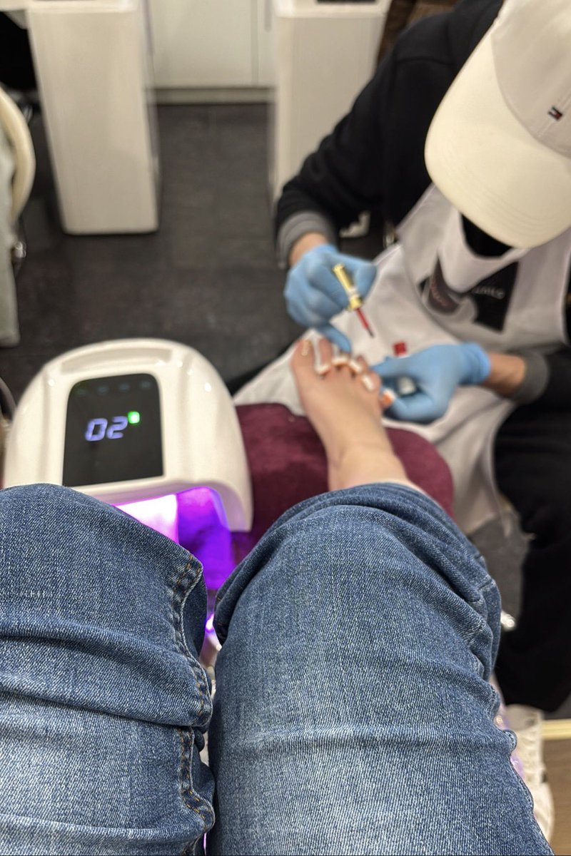 melissa33362999's tweet photo. 3x dürft ihr raten, wer das wieder bezahlen durfte 😈

#pediküre #findom #paypig #geldsklave #feet #rednails #toes https://t.co/FLEMs1ECfu