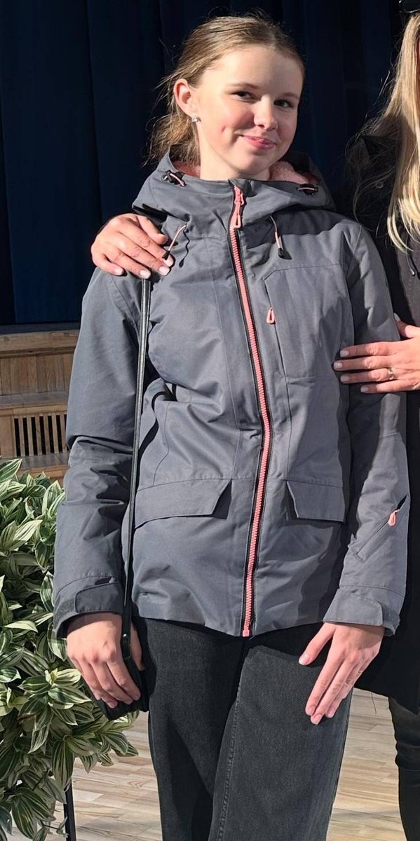 #policijameklē prombūtnē esošo 2009. gadā dzimušo Sofiju Sāru Kundecku, kura šā gada 16. martā ap pulksten 15.00 izgāja no izglītības iestādes Mārupes novadā, un līdz šim brīdim nav zināma viņas atrašanās vieta. Ja zini viņas atrašanās vietu, zvani 112 vai 67085938.