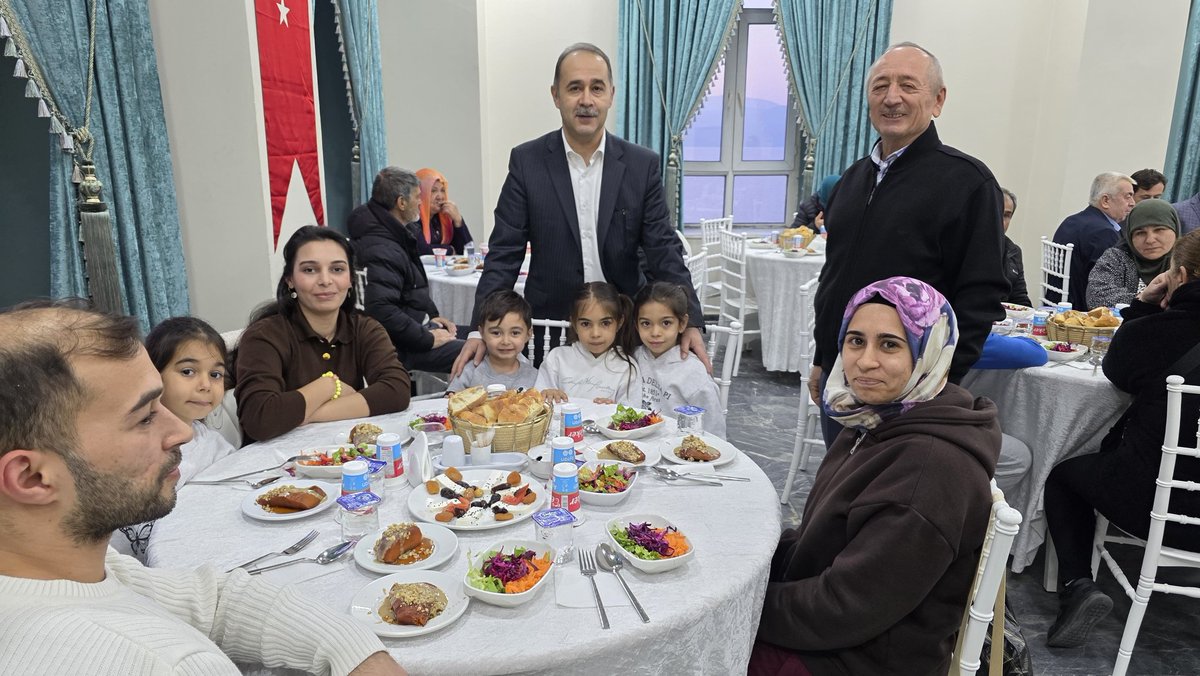 Bnd_Kaymakamlik's tweet photo. Bu akşam iftar programı, Kaymakamlığımız ev sahipliğinde roman vatandaşlarımızla birlikte gerçekleşti. Allah kabul eylesin.🤲 https://t.co/Jz74AZmAN9