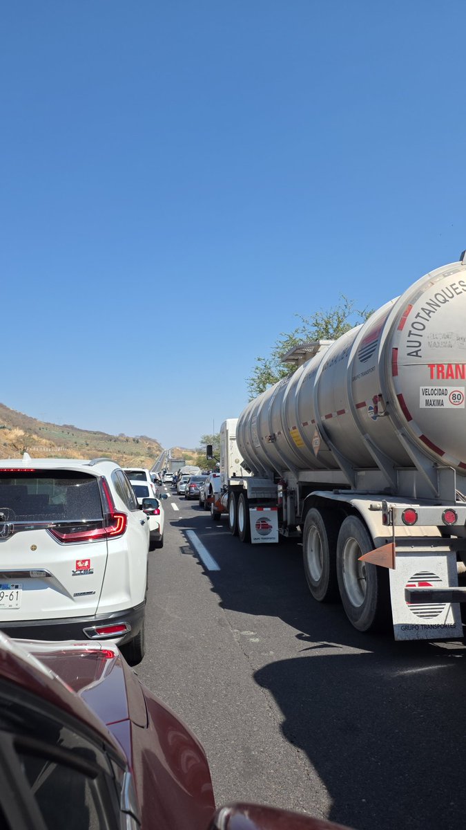 Lucy_castillo's tweet photo. Parados totalmente urgee que resuelvan ya son más de 6 horas del choque y no han resuelto el problema y la gente aquí atorada 
@Trafico_ZMG @TVAztecaJalisco @PabloLemusN @GobiernoJalisco 
@GNocturnaMX @informador_JAL @TransporteJal https://t.co/ZeAWNTK4v6