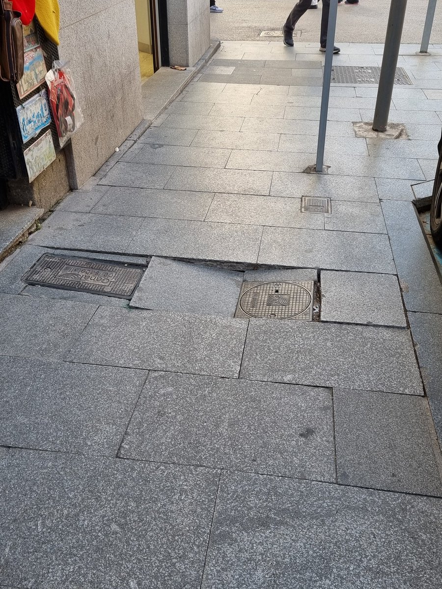 Ésto es solo un ejemplo de cómo están las aceras en el centro de Madrid. Calle Bordadores. Una VERGÜENZA <a href="/MADRID/">Ayuntamiento Madrid</a> <a href="/AlmeidaPP_/">José Luis Martínez-Almeida</a> Además de peligroso, síntoma de la dejadez endémica que sufre el centro de la ciudad. Lamentable.