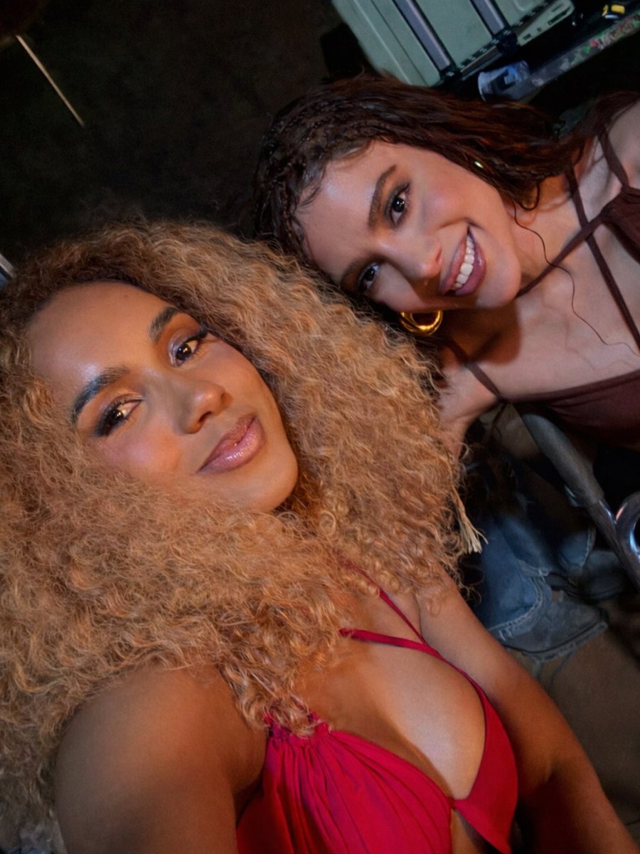 sou_mayaralima's tweet photo. Muito obrigada, @anitta! Foi uma honraaa 💛 https://t.co/Mhsmo1zpxB