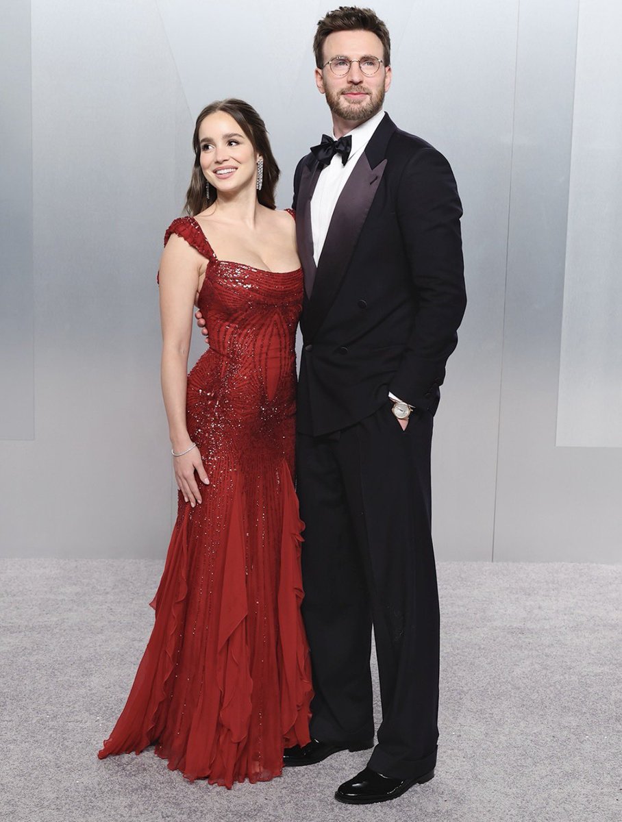 Chris Evans con su esposa Alba Baptista en la fiesta de los #Oscars2026