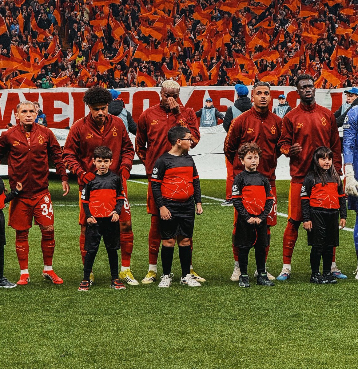 Ölüm bize ne uzak bize ne yakın ölüm
Ölümsüzlüğü tattık bize ne yapsın ölüm