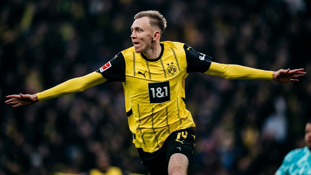 Maxi #Beier plant nicht, Borussia Dortmund in naher Zukunft zu verlassen. Der 23-Jährige, der vertraglich noch bis 2029 gebunden ist, lässt durchblicken:  „Ich habe mich bewusst für Dortmund entschieden. Das ist ein riesiger Verein, hier kann ich mich weiterentwickeln. Und ich