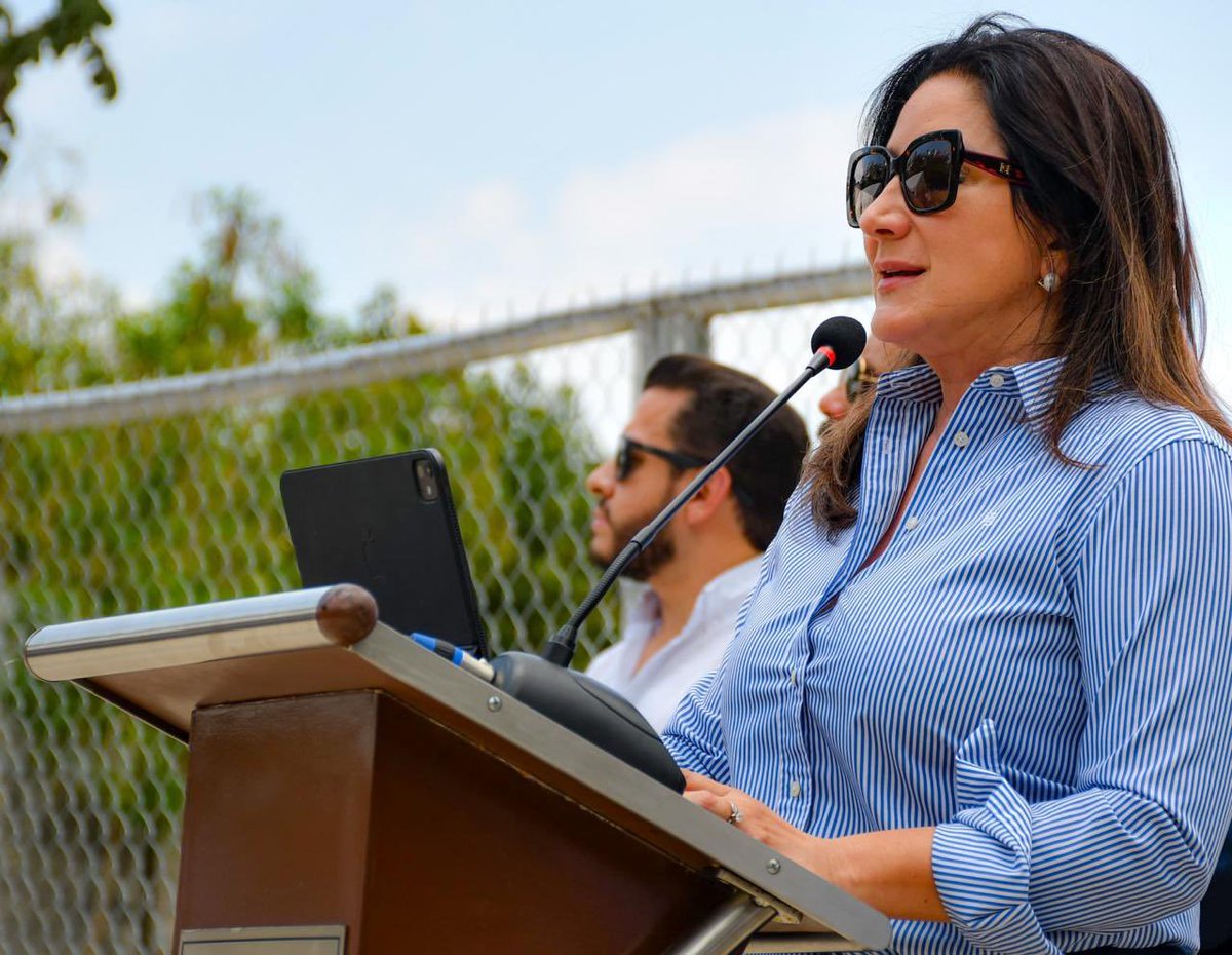 #DePaís | La ministra de <a href="/ViviendaSV/">Ministerio de Vivienda - FONAVIPO</a>, Michelle Sol (<a href="/misol140/">Michelle Sol 🇸🇻</a>), asegura que la cárcava en La Campanera fue el resultado de décadas de abandono de las diferentes instituciones que no les importaba hacer nada en la zona. Fotos: Cortesía
