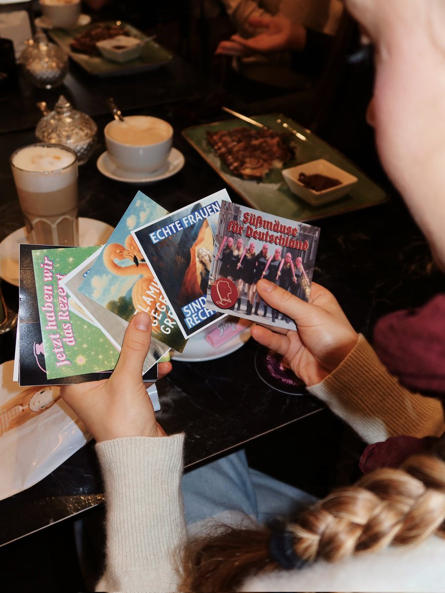 👯 Danke, 📍Hildesheim. 
Trotz der Komplikationen, hatten wir ein schönes Treffen mit wundervollen Frauen und tollen Gesprächen.
Egal, wie sehr Linksextreme und Medienmacher Hand in Hand arbeiten, um uns zu verdrängen: Wir lassen uns nicht mundtot machen und bleiben standhaft! 🫶