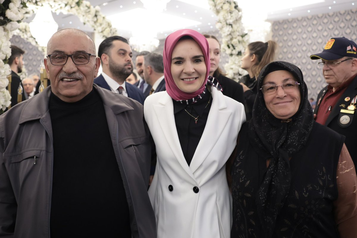 Türkiye Gaziler ve Şehit Aileleri Vakfı tarafından düzenlenen iftar programında şehit ailelerimiz, kıymetli gazilerimiz ve gazi yakınlarımız ile bir araya geldik.

Aziz şehitlerimizi dualarla yâd ettik, kardeşliğimizi pekiştirdik.

Bu mübarek Kadir Gecesi’nde aynı sofrayı