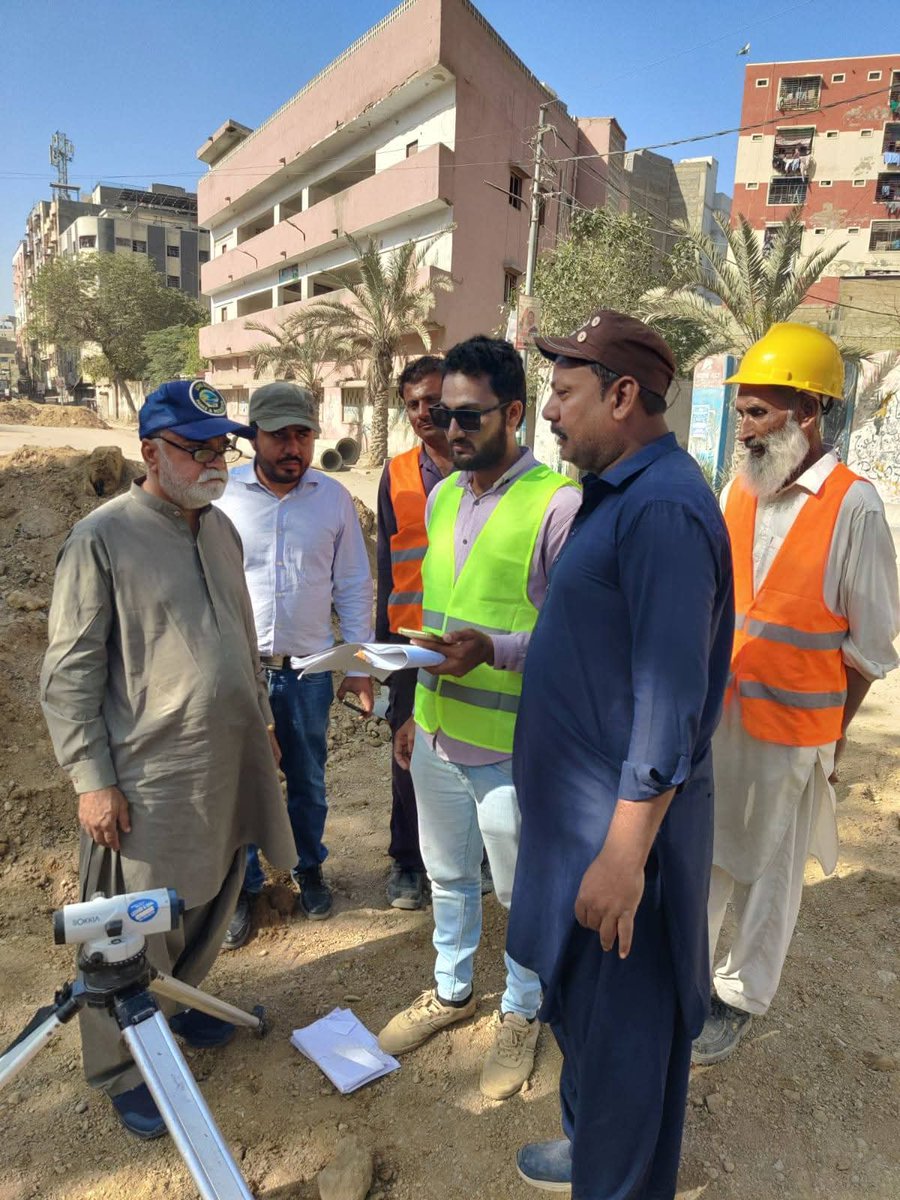 Fida_Lakhmir's tweet photo. نیسپاک کی ٹیم لیاری ٹرانسفارمیشن کے پروجیکٹ کی کمپیکشن ورک کی نگرانی کر رہی ہے۔
#LyariTransformationProject ✨ https://t.co/xi5QJigaB7