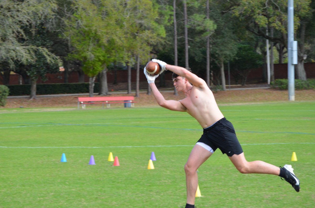 EliRyckman's tweet photo. Ive been working towards spring season. I got a pr in our track meet at 55 seconds in the 400m dash. I also got some drills in with my friend @GraysonHilinski at the field. I just maxed out. 230 bench, 370 squat, 405 deadlift. Ready for the season to start. https://t.co/JBAmZPb0xt