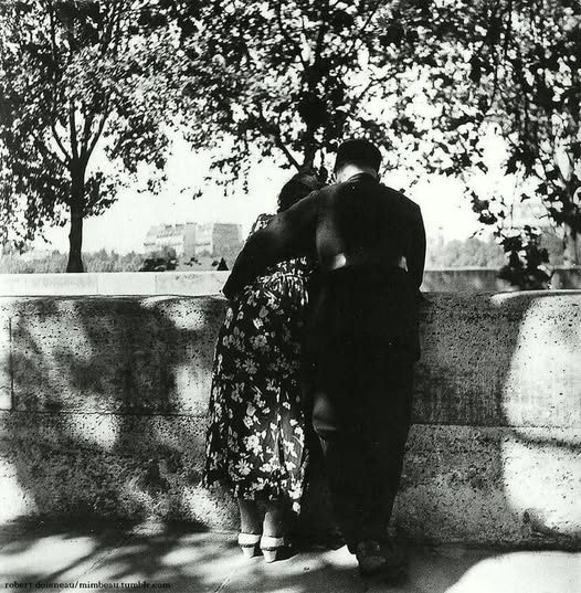 "El amor es darse sin darse, entregarse y continuar siendo. Juego, en el mejor sentido de la palabra. Encontrarse en otro ser, enlazarse, acabar siendo un nudo hecho de dos guitas distintas. Un no saber por dónde salir".
"Aforismos en el laberinto", Max Aub
📷Robert Doisneau