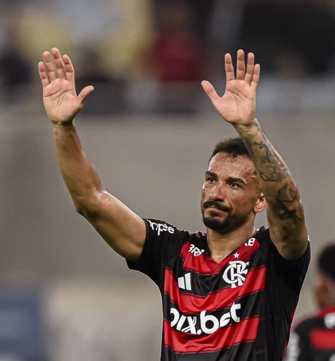 A última convocação da seleção brasileira antes de uma Copa do Mundo ter esses dois aqui é uma vergonha.