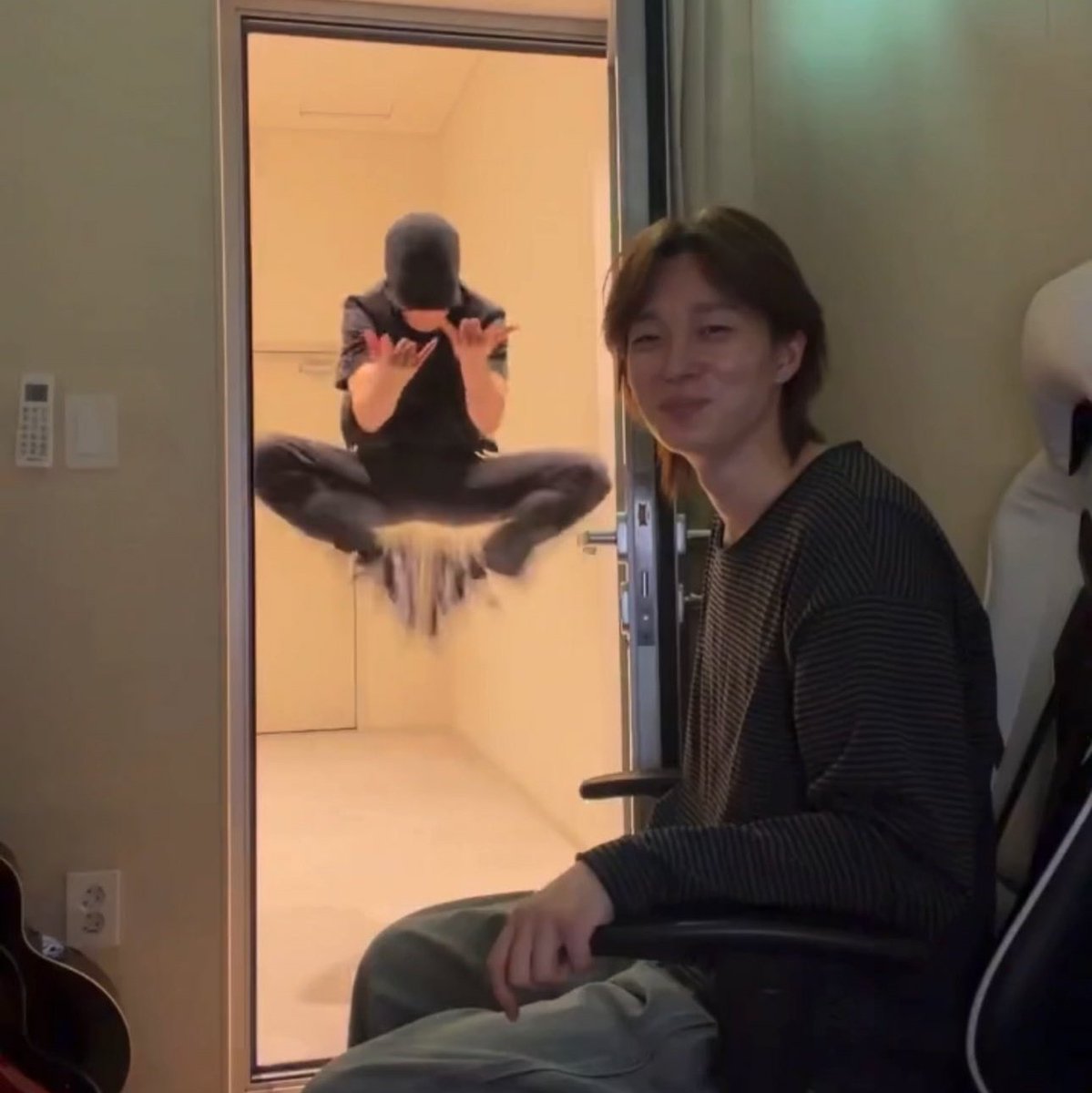 sleepywerka's tweet photo. What's up with Soul, he's always flying when he's around Theo https://t.co/X57d1rdwLe