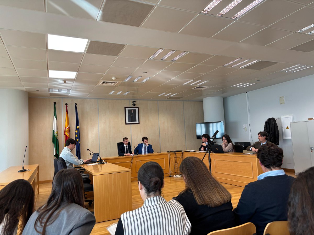 ICASEVILLA's tweet photo. El Módulo Penal del CPAAP ICAS se ha trasladado hoy al Edificio NOGA para una sesión práctica de juicios penales dirigida por el magistrado David Candilejo Blanco.
Aprender Derecho también es ver cómo se desarrolla un juicio real.
#CPAAPICAS #DerechoPenal #ICAS https://t.co/mE6fRWAUHo