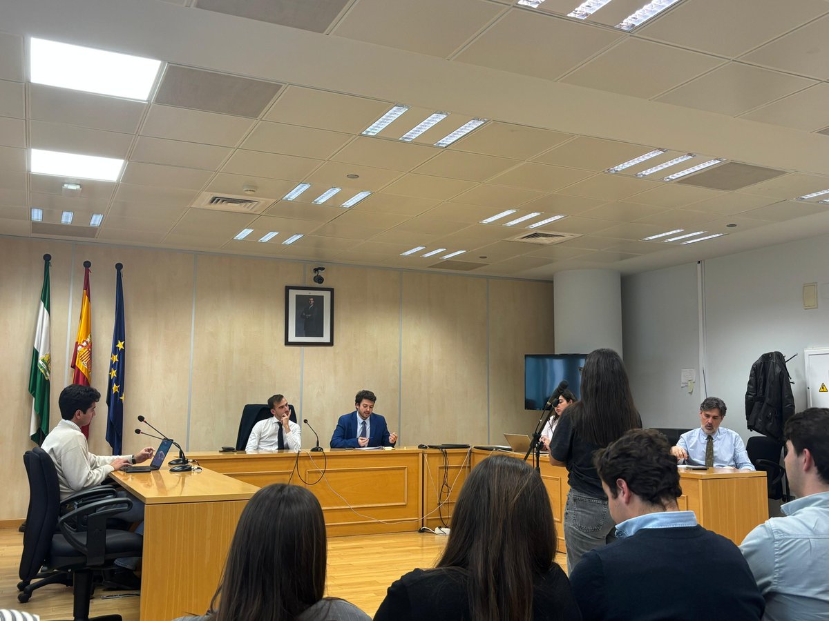 ICASEVILLA's tweet photo. El Módulo Penal del CPAAP ICAS se ha trasladado hoy al Edificio NOGA para una sesión práctica de juicios penales dirigida por el magistrado David Candilejo Blanco.
Aprender Derecho también es ver cómo se desarrolla un juicio real.
#CPAAPICAS #DerechoPenal #ICAS https://t.co/mE6fRWAUHo
