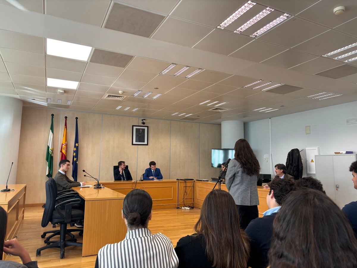 ICASEVILLA's tweet photo. El Módulo Penal del CPAAP ICAS se ha trasladado hoy al Edificio NOGA para una sesión práctica de juicios penales dirigida por el magistrado David Candilejo Blanco.
Aprender Derecho también es ver cómo se desarrolla un juicio real.
#CPAAPICAS #DerechoPenal #ICAS https://t.co/mE6fRWAUHo