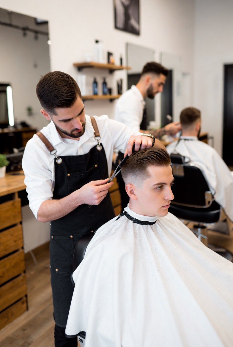 Bugün berbere gittim. Sürekli tıraş olduğum berber kendi dükkanını açtı. Geçen ay çalıştığı yerde 600₺ karşılığı yaptığı işe bugün 1000₺ talep etti. Yeni dükkan daha kuytu bir yerde. Bu olay artık hayat pahalılığı değil, ahlaksızlıktır.