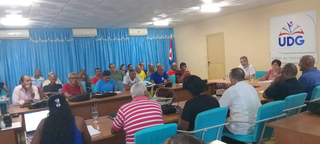 CubaMES's tweet photo. ✨En un ambiente marcado por el espíritu autocrítico y el compromiso con la calidad, la @Universidad_UDG  desarrolló el balance de los objetivos de trabajo correspondientes al año 2025. 

ℹ️📷 #UDGranma 
#Cuba #UniversidadCubana #MES50Años #100AñosConFidel https://t.co/8RpzCLnzSa