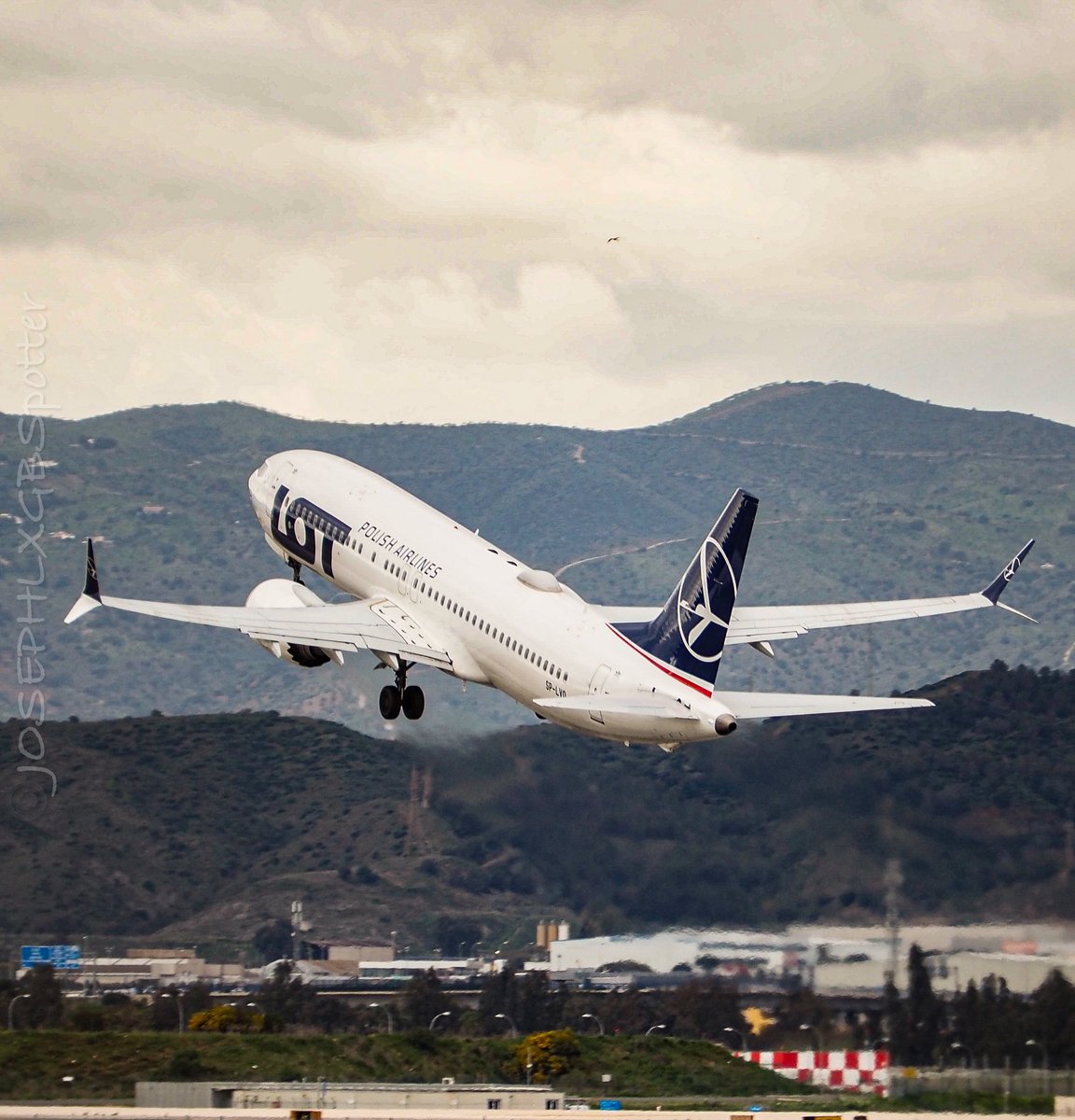 JosephLXGBSpot's tweet image. LOT Polish Airlines Boeing 737-8 MAX (SP-LVQ) initiating its climb out of Málaga (AGP), bound for Warsaw (WAW). With views those beautiful Andalusian hills rolling in the background! 🇪🇸➡️🇵🇱

#LOTPolishAirlines #Boeing737MAX #AviationPhotography #warsawchopinairport #AvGeek