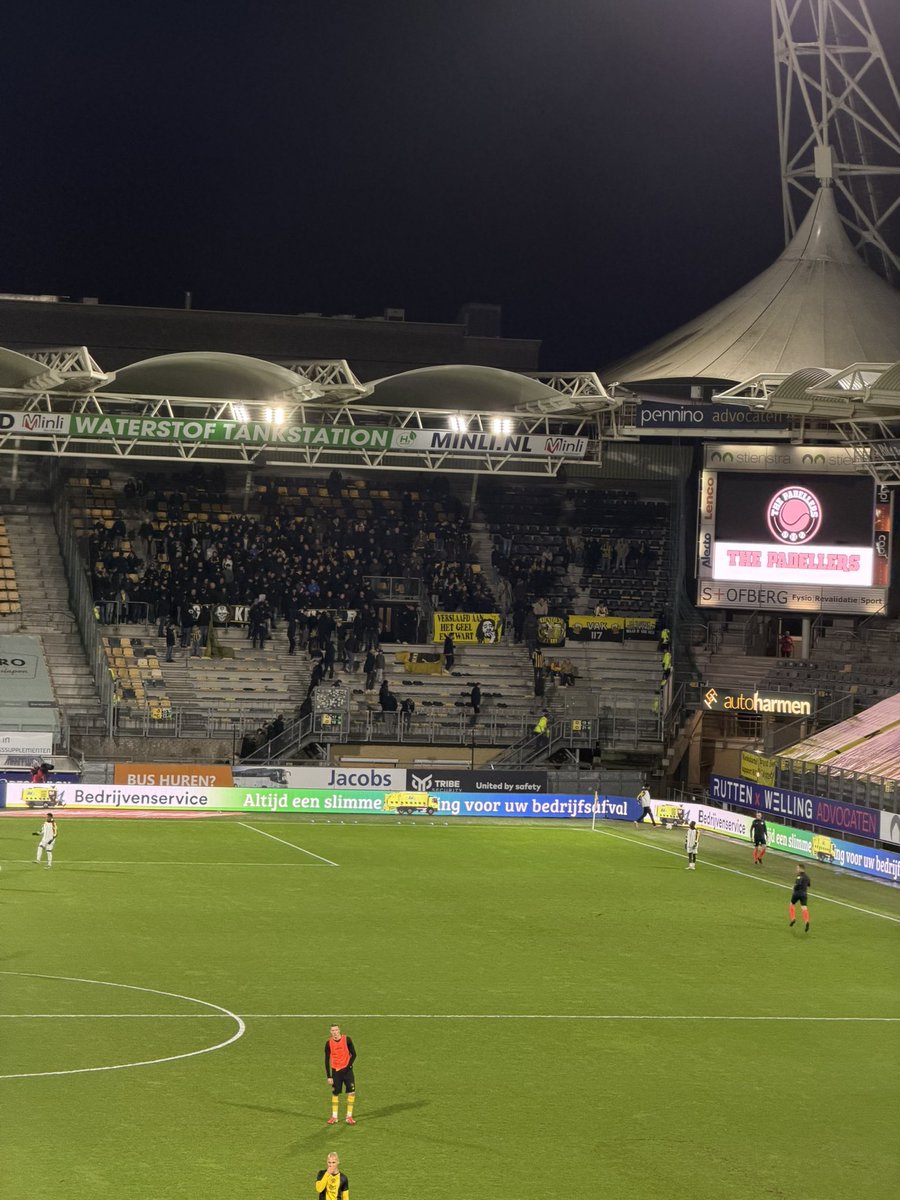 TribuneTovenaar's tweet photo. Zelfde kleuren, maar wij weten er tenminste wat mee te doen 🖤💛 #RODVIT #KKD #RJCVIT https://t.co/MzRRlEQqmL