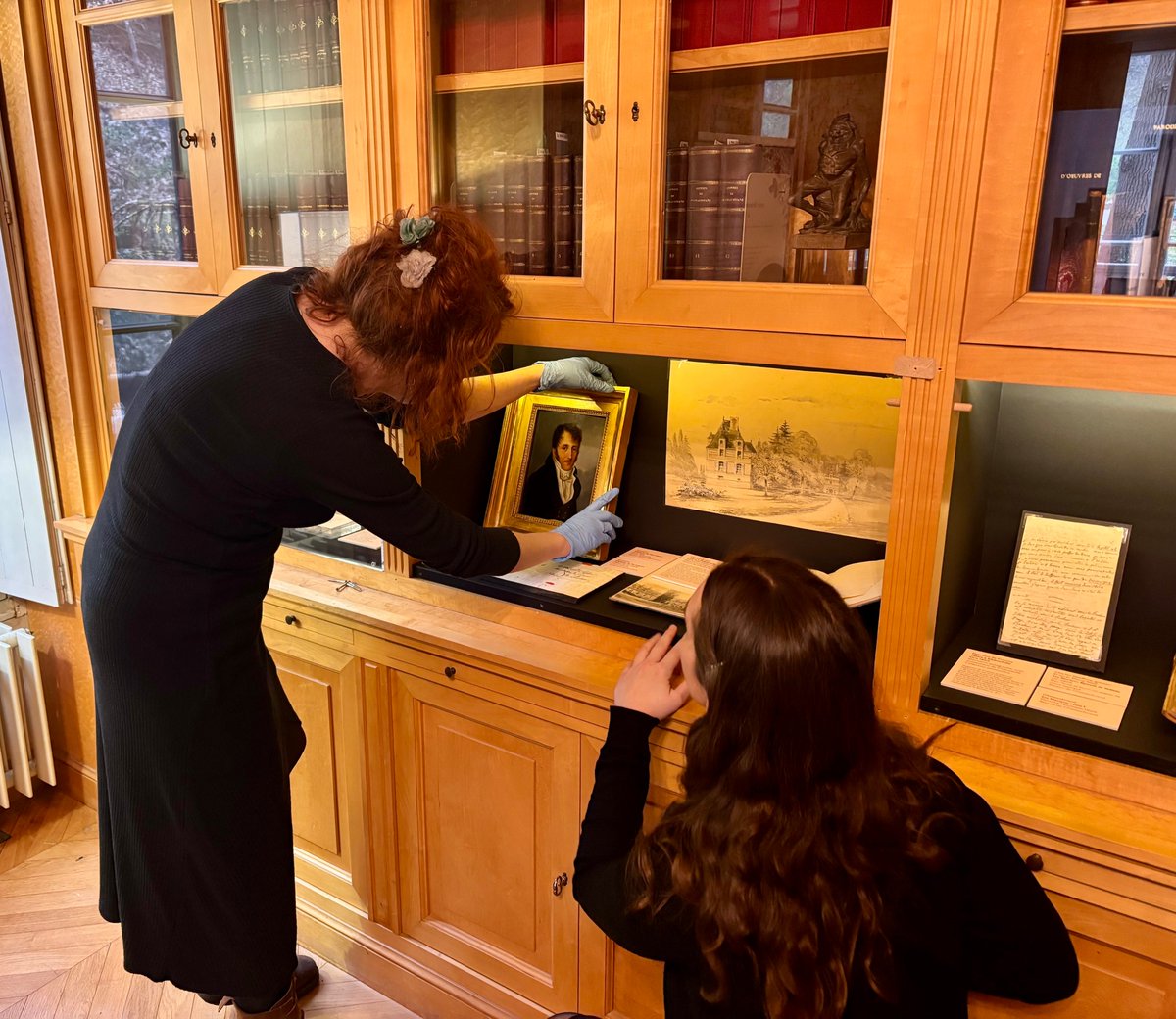 SCustine's tweet photo. 🪛 Journée de montage avec les équipes de la Maison de Chateaubriand pour l’exposition « Delphine de Custine, une femme de cœur et d’esprit à l’époque romantique ».
Lettres, livres, portraits et gravures à découvrir bientôt !
#chateaubriand #custine https://t.co/frgkpD3k7p