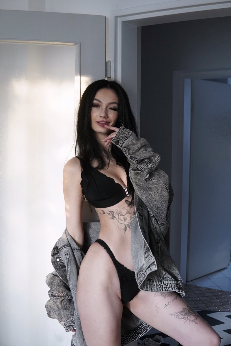 slatmeowt's tweet photo. black cat energy 🐈‍⬛
#inkedgirl #tattoogirl #paleskin #alternativegirl #onlyfans #onlyfansgirl https://t.co/NKs4v65DOs