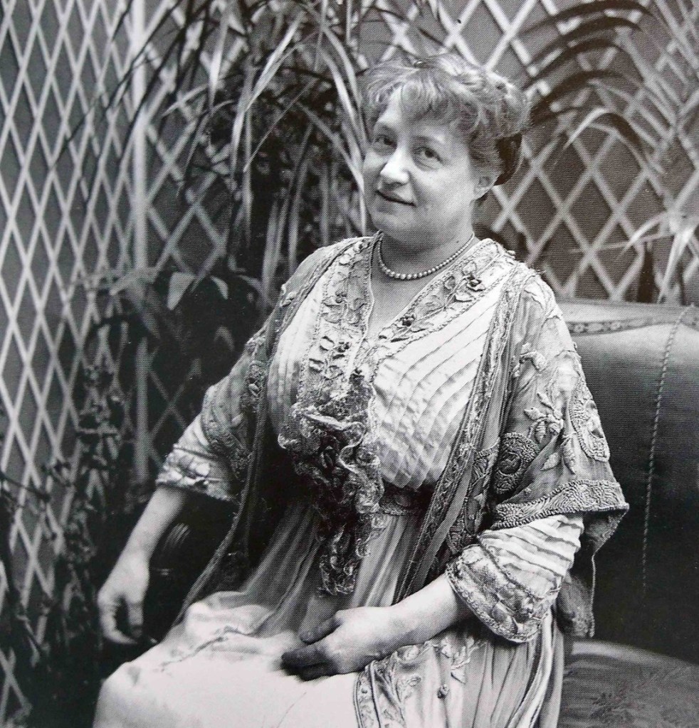 HistoireParis17's tweet photo. #90ans Le 16 mars 1936 meurt la journaliste, femme politique et militante féministe Marguerite Durand à 72 ans. Elle vécut à #Paris17 au 29 rue Fortuny et au 53 rue Ampère.
Un temps actrice à la Comédie-Française, elle devient journaliste et fonde en 1897 le journal "La Fronde", un journal entièrement dirigé par des femme, pour se consacrer à la défense des droits des femmes.
Engagée pour le vote des femmes, elle défend le droit d'élire et d'être élues, elle se présente aux élections législatives de 1910 dans le 9e arrondissement de Paris, mais sa candidature est rejetée par le préfet de la Seine.
Enterrée au Cimetière des #Batignolles (nous lui rendrons hommage lors des visites que nous y organiserons les 9 et 10 mai prochains), elle est aussi à l'origine de la création du cimetière animalier d'Asnières en 1899.
Elle avait légué en 1931 toute la documentation qu’elle avait réuni sur l'histoire des femmes, créant ainsi le premier Office de documentation féministe français à l'origine de la création de la Bibliothèque Marguerite Durand aujourd'hui située à #Paris13.
