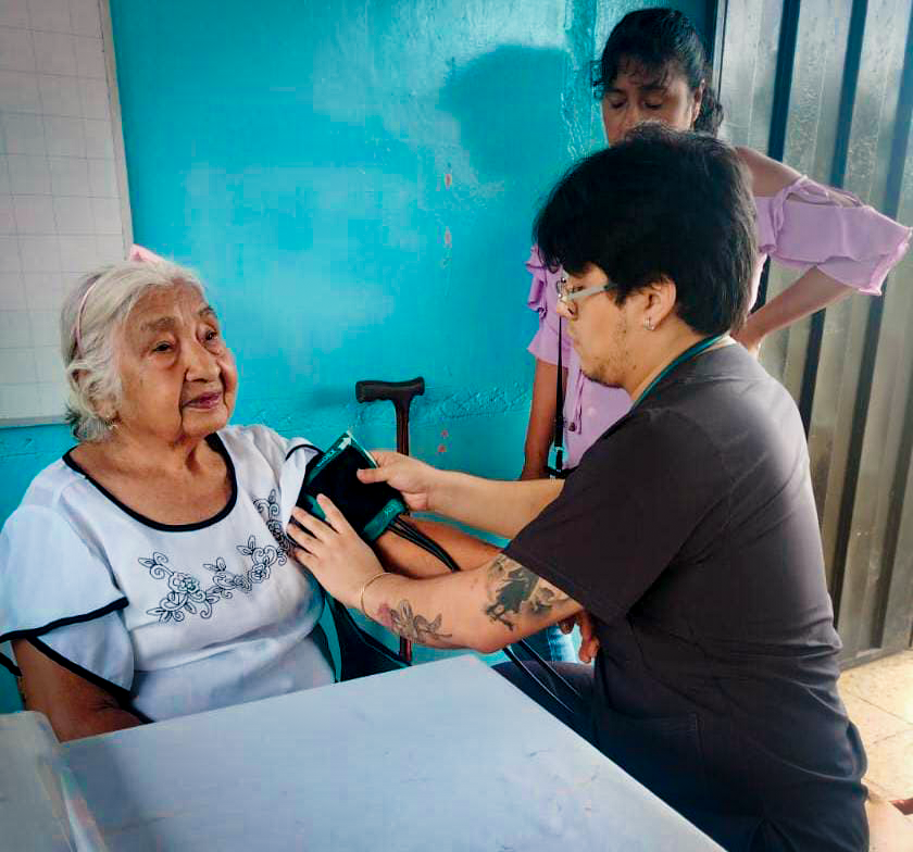 DPS_LosRios's tweet photo. #Quevedo | Con el objetivo de acercar los servicios de salud a las comunidades rurales, el personal de @Salud_Ec realizó una brigada médica 👨‍⚕️👩‍⚕️💉🩺💊 en el recinto Puerto Romero, de la parroquia San Carlos, donde se brindó atención a 40 adultos mayores 👴👵. https://t.co/EaKNK0nlM8