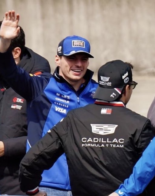 Las sonrisas más bonitas las reciben entre ellos, la  forma en que ambos se ven, se buscan y sonríen al lado de otro, Max y Checo son el verdadero hilo rojo