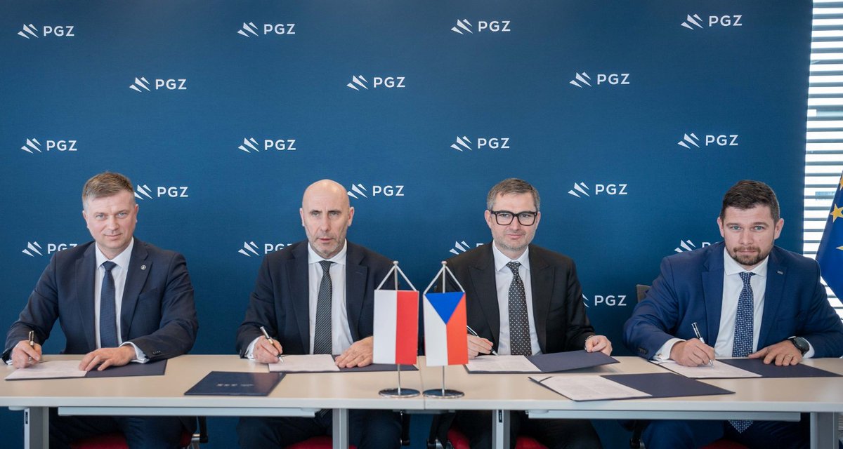 Karol1669024's tweet photo. Polacy i Czesi łączą siły. Niemcy dostają nową konkurencję w zbrojeniówce

Polska PGZ i czeska CSG tworzą partnerstwo, które realnie zmienia układ sił w europejskiej zbrojeniówce. Wspólne projekty od dronów po rakiety sprawiają, że Warszawa i Praga stają się nową konkurencją dla niemieckich i francuskich gigantów.

1⃣ Drony, rakiety i silniki: polsko‑czeski tandem rośnie w siłę 

PGZ i CSG podpisały 11 marca strategiczną umowę, która łączy kluczowe kompetencje obu państw. CSG inwestuje w rozwój dronów, tworząc dedykowaną spółkę i przejmując serbskiego producenta małych silników odrzutowych. PGZ wnosi doświadczenie w silnikach rakietowych Mesko produkuje pociski do zestawów Piorun, zamawianych min. przez USA, Szwecję i Ukrainę. 

W ramach współpracy powstawać mają silniki do dronów, rakiet i amunicji wielkokalibrowej. Trwają też prace nad Trójstopniową Rakietą Suborbitalną, rozwijaną przez WITU. Połączenie technologii obu stron pozwala stworzyć produkty, które mogą konkurować z ofertą największych europejskich graczy.

2⃣ Pojazdy, amunicja i konkurencja dla Niemiec oraz Francji

Współpraca obejmuje również pojazdy wojsk lądowych. Już w 2022 r. PGZ wykorzystała czeską ramę Tatra Force w transporterach Waran. Na czeskich podwoziach powstają też Heron oraz Baobab. Teraz zakres kooperacji ma się rozszerzyć o wspólną produkcję amunicji 120 mm do czołgów i 30 mm do wozów bojowych. Dzięki temu PGZ i CSG mogą elastycznie zarządzać rozproszonymi mocami produkcyjnymi i szybciej reagować na popyt. 

Partnerstwo ma również wymiar strategiczny: równoważy ekspansję niemieckiego Rheinmetalla, który buduje zakłady w Hiszpanii, Bułgarii, Rumunii i na Litwie, oraz francuskiego KNDS. Polska współpracuje też z Eurenco i BAE Systems, ale to właśnie tandem z Czechami tworzy dziś najbardziej bezpośrednią konkurencję dla niemieckiej zbrojeniówki.