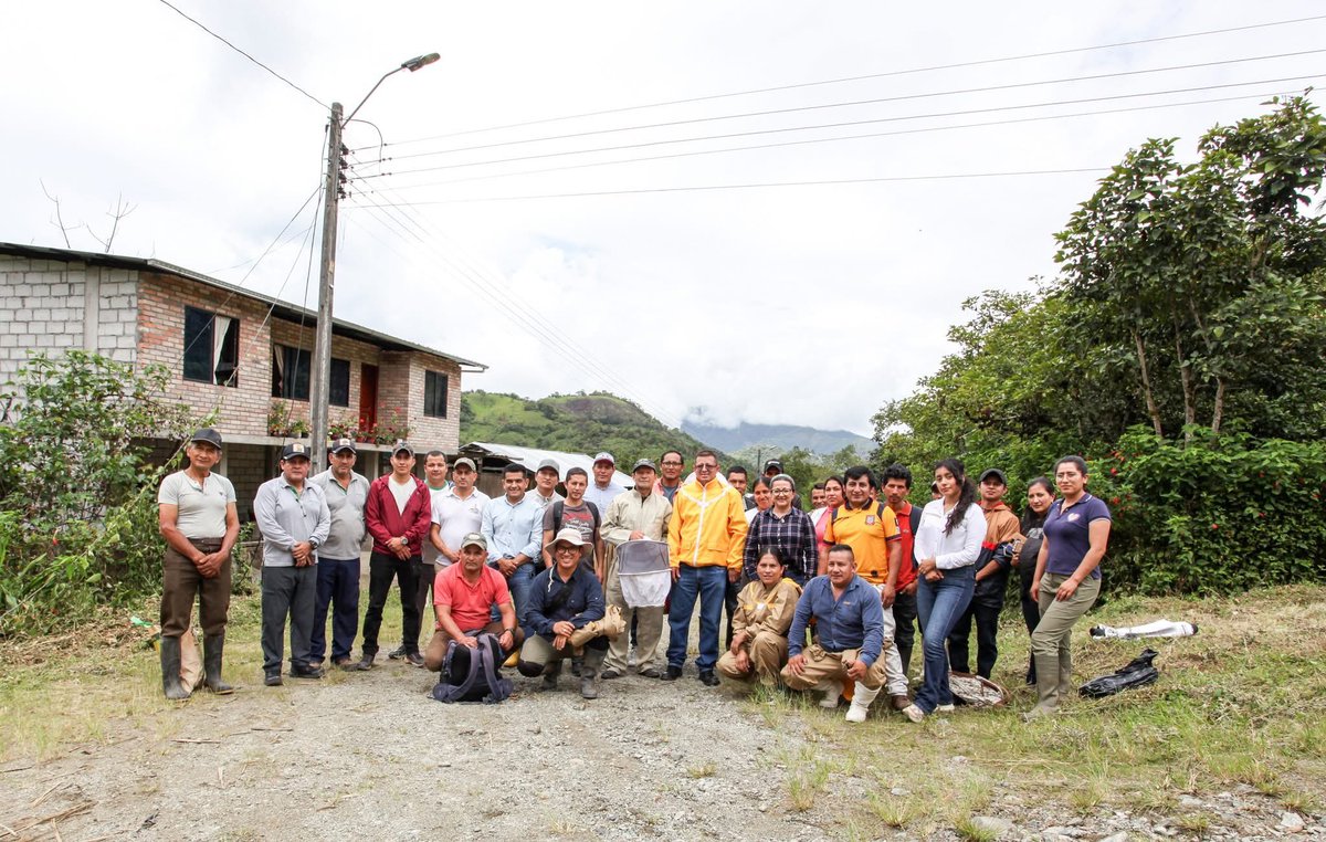 Agricultura_CZ7's tweet photo. #ZamoraChinchipe | En el cantón #Palanda impulsamos la capacitación en apicultura, fortaleciendo conocimientos en manejo de colmenas, sanidad apícola y control de enfermedades, para mejorar la producción de miel y promover sistemas productivos sostenibles.
#ElNuevoEcuador https://t.co/4RheFPmE4o