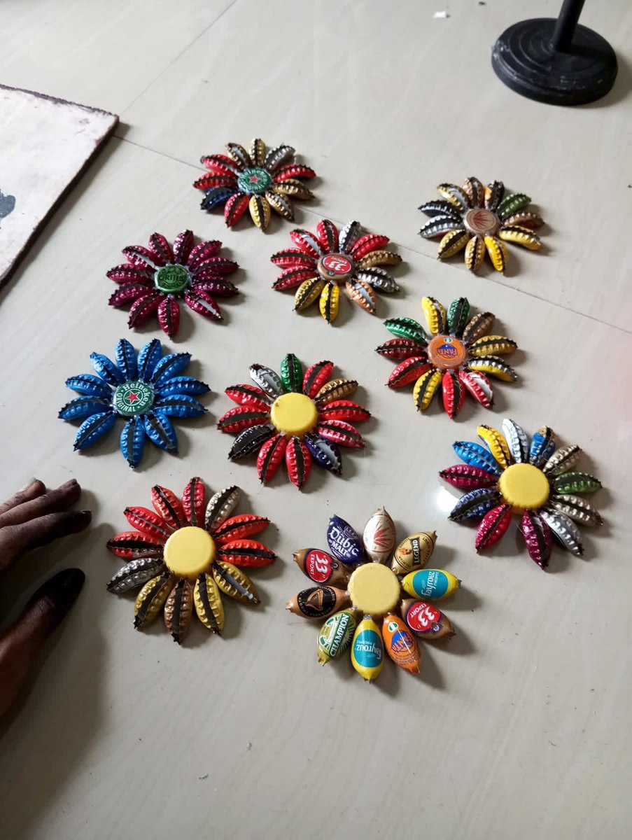 Audreys_Crafts's tweet photo. Please If the algorithm showed you my art, I appreciate any support I get😊

I made the from waste BOTTLE CAPS 
Crafted by @Audreys_Crafts https://t.co/F1I9Uugybm