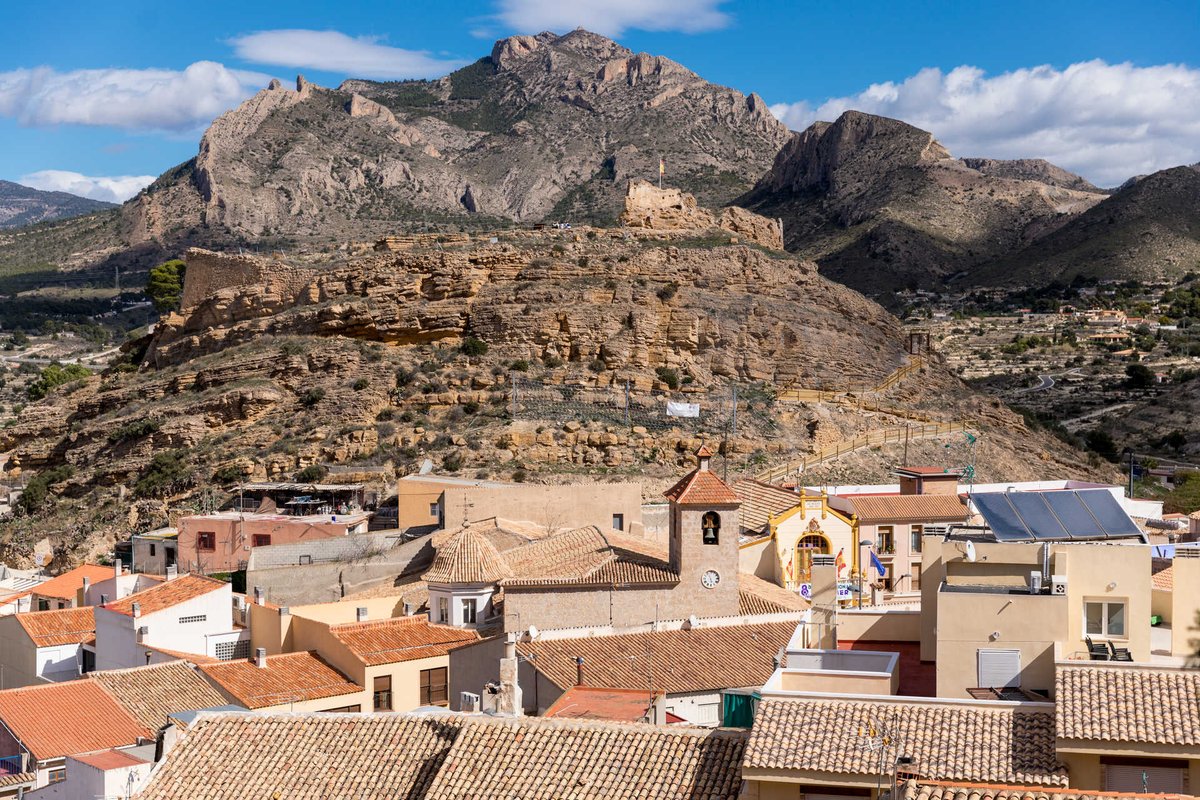 vicentbaydal's tweet photo. El nom del Cabeçó d'Or no té res a vore amb el metall preciós, sinó amb l'iber Ur (aigua). Bona prova són les Coves del Canelobre de l'interior, on en la Guerra Civil hi hagué… un taller de reparació de motors d'avions soviètics de l'aviació republicana. #lherènciainvisible https://t.co/RXvfoHO0hR