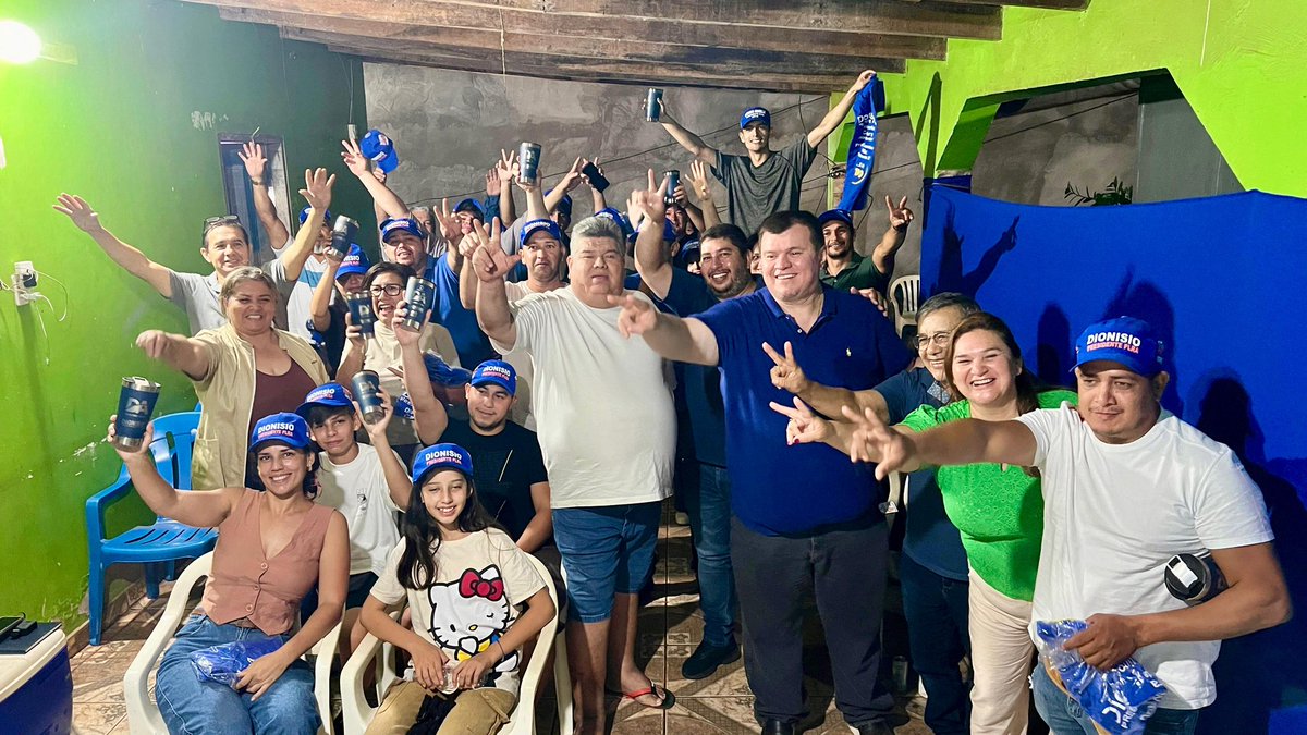 ElRolfi_Py's tweet photo. Dionisio Amarilla propone revitalizar el PLRA con jóvenes y mujeres rumbo al 2028

El senador Dionisio Amarilla planteó la necesidad de vigorizar el Partido Liberal Radical Auténtico (PLRA) con la fuerza de los jóvenes y la capacidad creativa de las mujeres, con el objetivo de reorganizar al partido y proyectarlo nuevamente hacia el poder en el año 2028.

El legislador, candidato a la presidencia del PLRA por el movimiento Diálogo Azul, impulsa su campaña bajo el lema “Mejor que hablemos con todos”, y recientemente desarrolló una intensa agenda política en el departamento de Canindeyú.

Durante su visita a Salto del Guairá, participó de un encuentro político con dirigentes y candidatos locales, entre ellos; Paulino Díaz, candidato a concejal, Osvaldo Báez, candidato a presidente de comité, Francisco Villalba, candidato a intendente, Mariana Servián Kori, candidata a concejal y la Dra. Lary Parra, candidata a miembro del Directorio.

Posteriormente, en Puente Kyjhá, mantuvo otra reunión política con referentes liberales de la zona, donde participaron: Yolanda Benítez, candidata a concejal, Adalberto Brítez, candidato a presidente de comité, Gustavo Sosa, candidato a concejal y la Dra. Laly Parra, candidata al Directorio Nacional.
La agenda en el departamento también permitió sumar nuevos apoyos al equipo político, destacándose la incorporación de Julio Chaparro, dirigente del distrito de Ybyrarovana.

Según Amarilla, el fortalecimiento de las bases partidarias y el diálogo con todos los sectores será clave para reconstruir la fuerza del PLRA y proyectarlo nuevamente como alternativa de poder en el país.